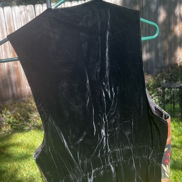 Vintage Woven Tapestry Patchwork Animal Floral
Print Vest Small - Picture 9 of 9